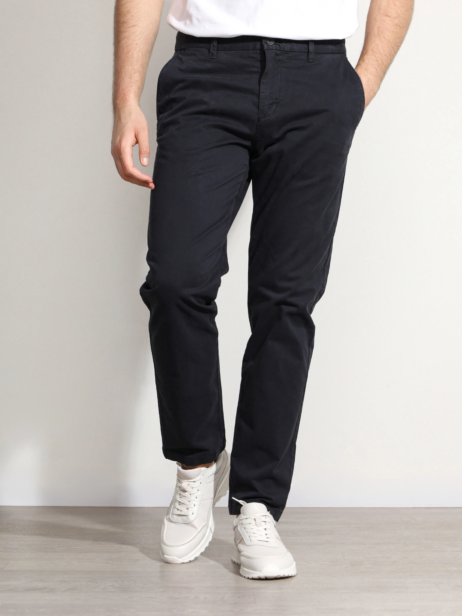 Брюки темно-синего цвета из смесового хлопка